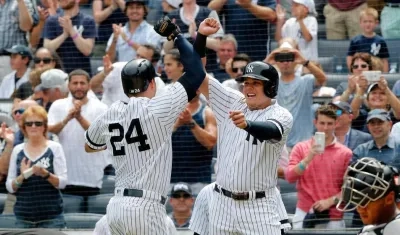 Gary Sánchez celebra con Giovanni Urshela. 