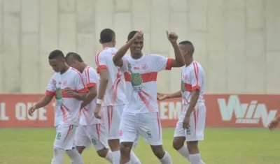 Jugadores de Atlántico celebra tras una de las anotaciones. 