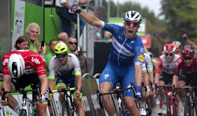 Álvaro Hodeg se impone en la línea de meta. 