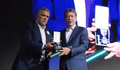 Presidente Duque entrega la Orden al Mérito Empresarial a la ANDI, recibe Bruce Mac Master. 