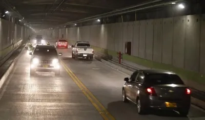 Varios vehículos usan por primera vez el túnel de oriente durante su inauguración este jueves en Medellín (Colombia).