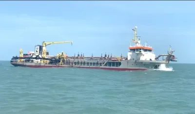 La draga 'Medway', de la compañía EDC, dejó tirado el dragado.