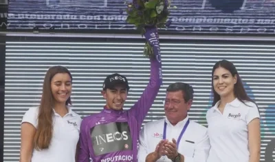 Iván Ramiro Sosa con el maillot de líder de la carrera. 