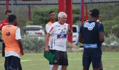El DT Julio Comesaña en el entrenamiento previo al partido ante Independiente SantaFe.