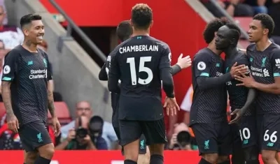 Firmino felicita a Mané. 