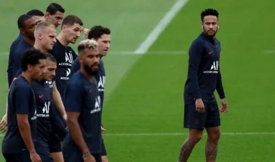 Neymar a un costado del resto de sus compañeros. 