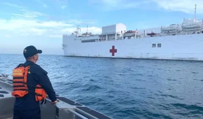 El buque hospital en el puerto de Santa Marta.