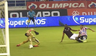 Acción del gol de Teófilo Gutiérrez.