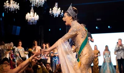 La nueva Miss Gay Brasil 2019, Antonia Gutiérrez, saluda al público.