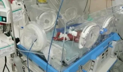 Una de las trillizas.