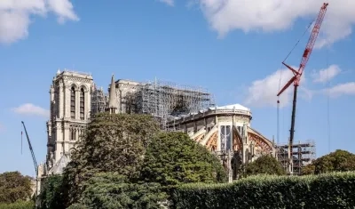 Notre Dame es reconstruida tras el incendio ocurrido en abril.