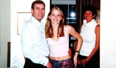 Príncipe Andrés, la menor Virginia Giuffre y la 'madame' de Epstein, Ghislaine Maxwell.
