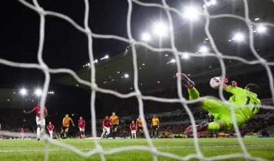 Momento en el que el portero del Wolves le ataja el penal a Pogba.