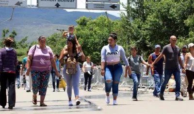 Venezolanos cruzan la frontera con Colombia en el Puente Simón Bolívar.