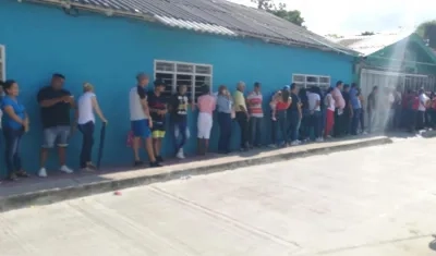 Larga fila frente a la Registraduría de Malambo.