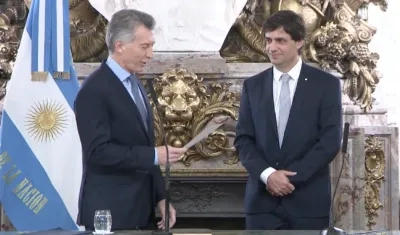 En un breve acto en la Casa Rosada, sede del Ejecutivo argentino, el Presidente Macri tomó juramento al nuevo Ministro de Economía.