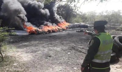 Las llantas que estaban quemando los sujetos capturados.