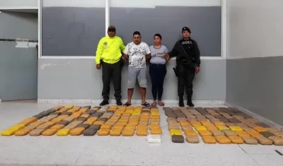 Droga incautada y los capturados.