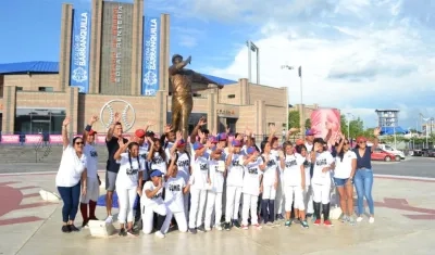 Giovanni Urshela con niños de Game Time Foundation. 