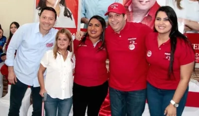 El candidato William Torres recibiendo las adhesiones a su campaña.