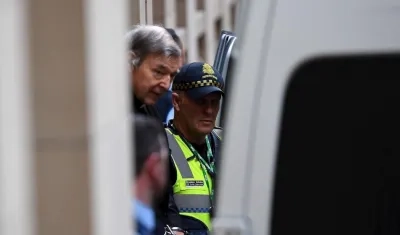 El cardenal australiano George Pell (i), a su salida de la Corte Suprema de Victoria, este miércoles, en Melbourne (Australia).