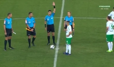 Momento en que el árbitro finaliza el partido. 