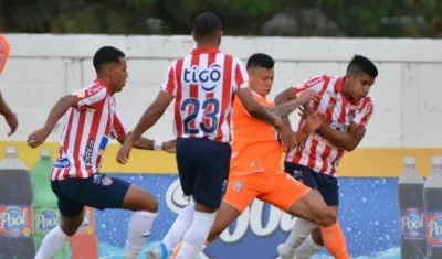 Junioristas cerrando la ofensiva de Envigado FC.
