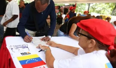 Imagen de los chavistas firmando el "No Más Trump".
