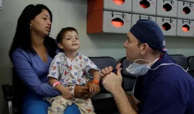 Noris Márquez y su hijo atendidos en el hospital USNS Comfort de la Armada de EE.UU.