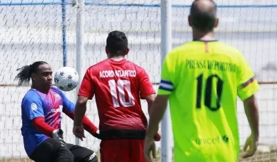 Acción del partido entre Acord Atlántico y Prensa Deportiva. 