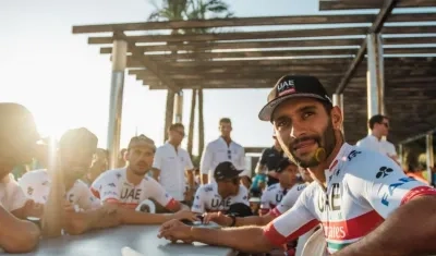 Fernando Gaviria sentado a la mesa con el resto de sus compañeros. 