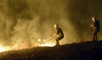 Fotografía del 21 de agosto de 2019 cedida por el Ejército de Colombia muestra soldados combatiendo un incendio en La Mata, departamento de Huila (Colombia).