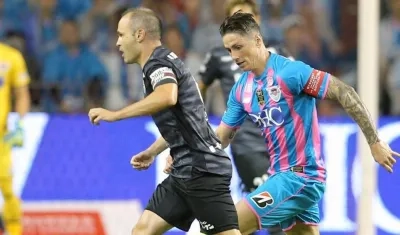 Andrés Iniesta en una acción de partido ante Fernando Torres. 