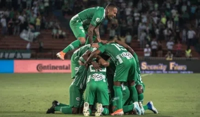 Jarlan Barrera celebra con el resto de jugadores de Nacional. 