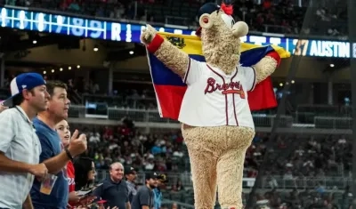La mascota de los Bravos de Atlanta celebra con una bandera de Venezuela. 