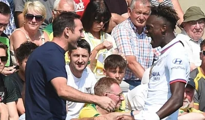 Frank Lampard festeja con Tammy Abraham. 