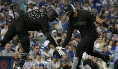 Didi Gregorius celebra con Gleyber Torres. 