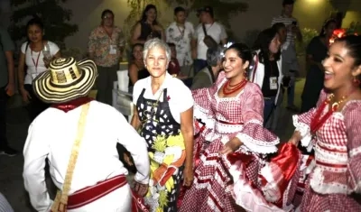 La directora de la feria Patricia Maestre bailando cumbia.