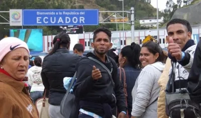 Cientos de migrantes venezolanos llegan al Puente de Rumichaca.
