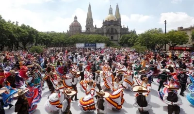 Unos 882 bailarines batieron este sábado el Récord Guinness de la danza folclórica más grande del mundo en Guadalajara (México).
