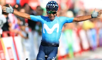 Nairo Quintana, ciclista colombiano, celebra la victoria en meta.