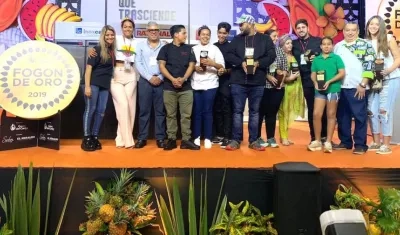 El Gerente de Gases del Caribe, Ramón Dávila, con el grupo de ganadores.