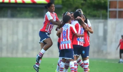 Las Tiburonas celebrando el gol de Yoreli Rincón.