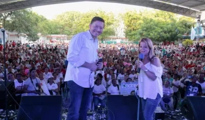 El candidato a la Alcaldía de Soledad, William Torres, con la aspirante a la Gobernación, Elsa Noguera.