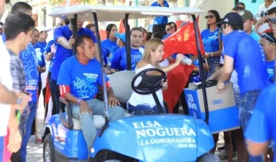 La candidata Elsa Noguera con habitantes del corregimiento de Gallego.