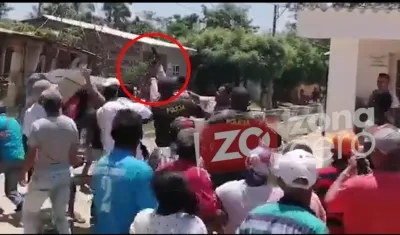 Momento en el que saca el arma.