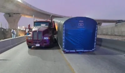 Camión al que se le deslizó la carga.