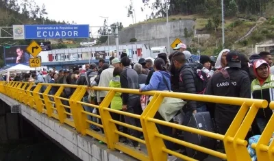 Venezolanos cruzan la frontera de Colombia a Ecuador.