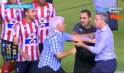 Momento del encontronazo entre Julio Comesaña y Lucas Pusineri. 