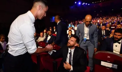 Cristiano Ronaldo saluda a Lionel Messi al llegar a la ceremonia. 